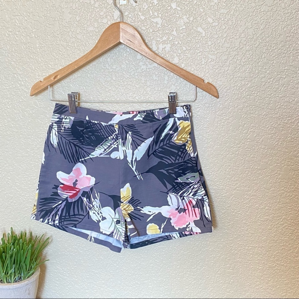 Kimchi blue‎ shorts 2 grey floral side zip
